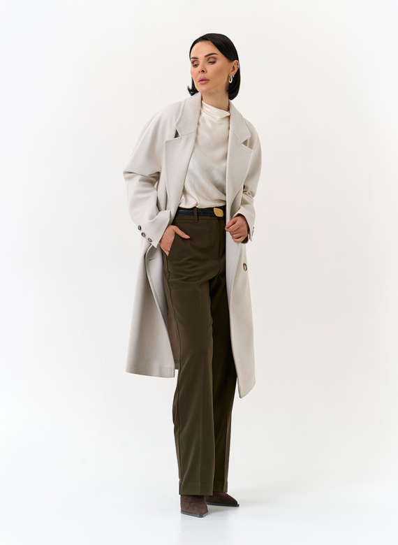 Светлое женское пальто с поясом