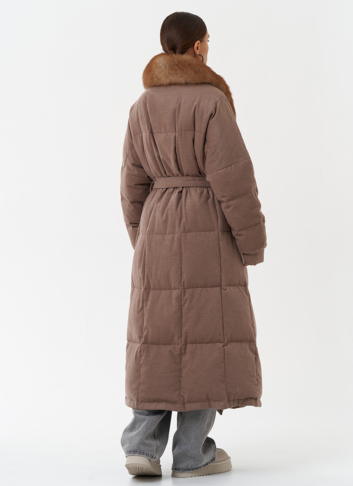 Длинный пуховик с отделкой из меха песца