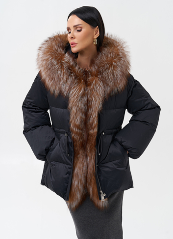 Женский пуховик с отделкой из меха лисы