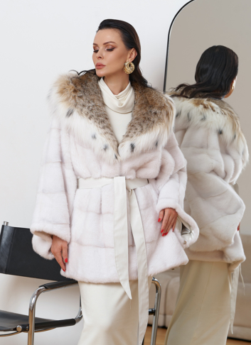 Короткая светлая шуба с рысью