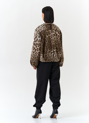 Женское укороченное пальто с анималистическим принтом