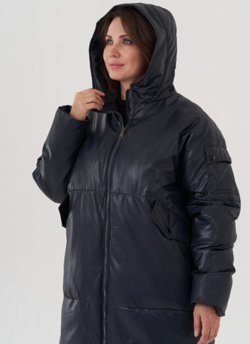 Женский пуховик синего цвета из эко кожи