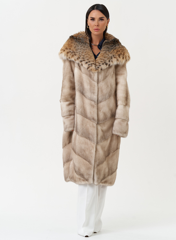 Женская шуба из меха норки с капюшоном из меха рыси