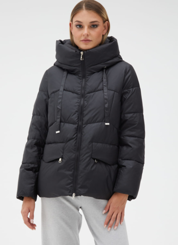 Женский пуховик черного цвета с капюшоном