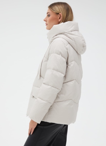 Женский светлый пуховик с капюшоном