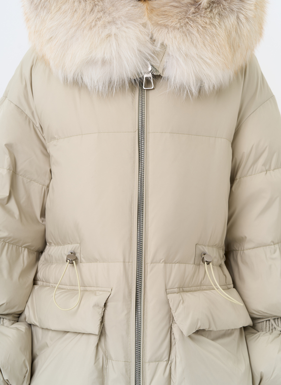 Женский пуховик с капюшоном из меха лисы