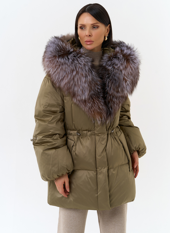 Женский пуховик с капюшоном из меха блюфрост