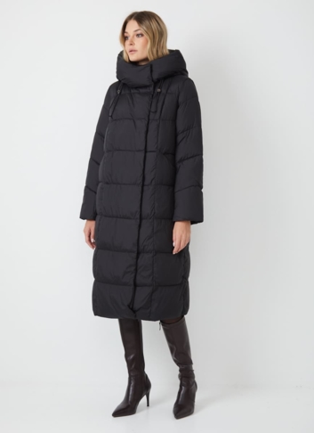 Женский пуховик черного цвета с капюшоном