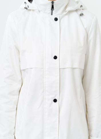 Плащ женский белого цвета