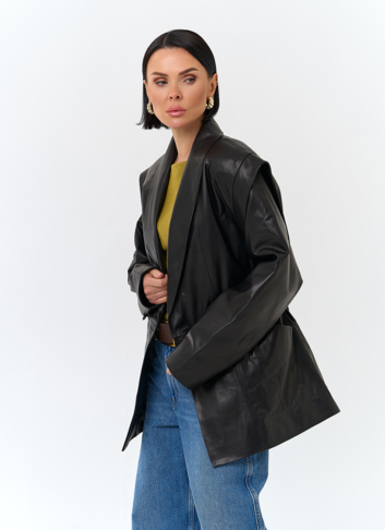 Женская куртка из натуральной кожи с акцентными плечами