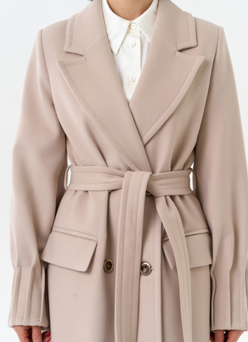 Женское светлое пальто с поясом