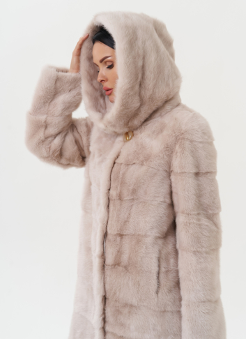 Светлая норковая шуба с капюшоном