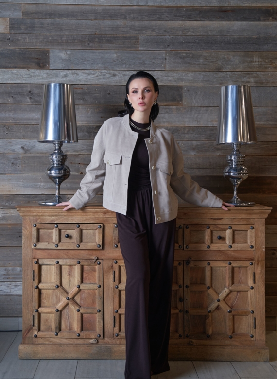 Светлая куртка из замши