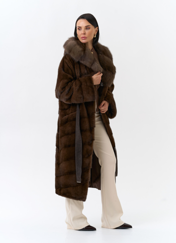 Шуба из меха норки с капюшоном из меха куницы