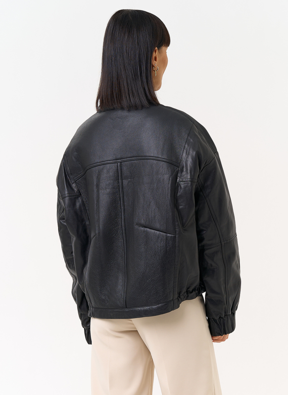 Женский пуховик из натуральной кожи черного цвета