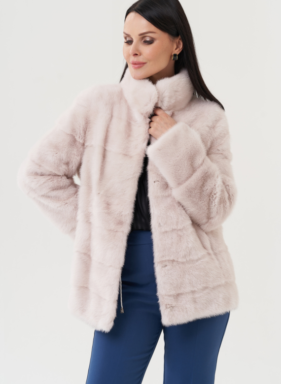 Шуба из меха норки бежевого цвета