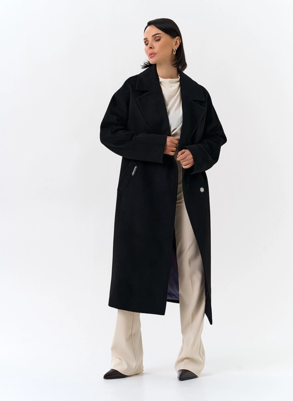 Женское пальто с английским воротником