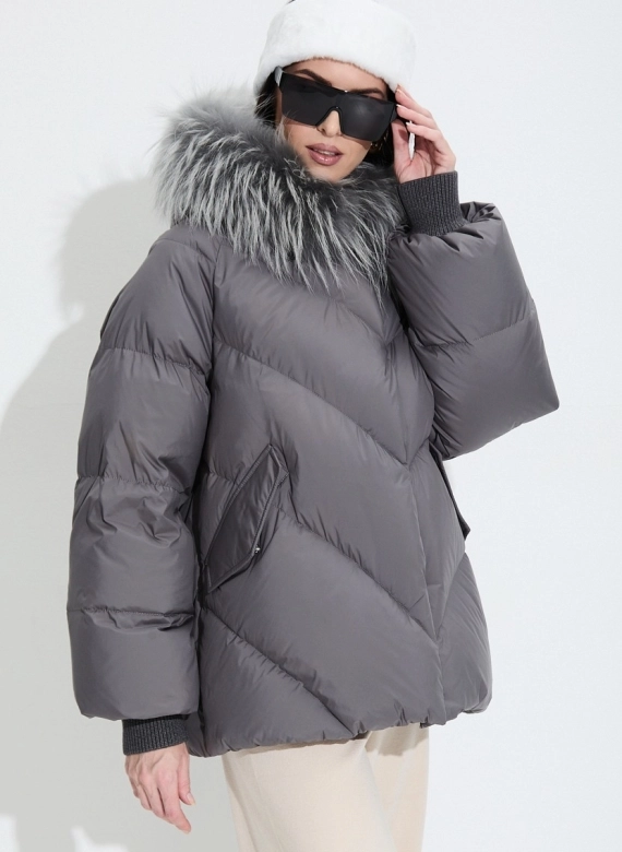 Женский пуховик с мехом енота на капюшоне фото